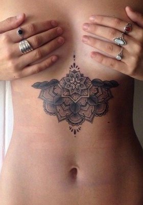  Tatouage mandala sous la poitrine